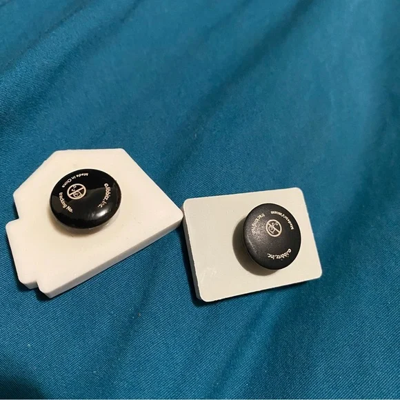 COPY - Levi’s x Crocs || 2 Jibbitz Charms - Picture 2 of 4